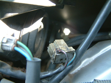 ヘッドライトバルブの端子に接続されているコネクターを外す