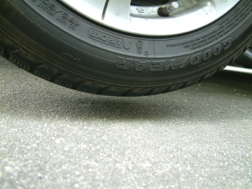 タイヤが地面から離れたらナットを取ってホイール付きタイヤを外す