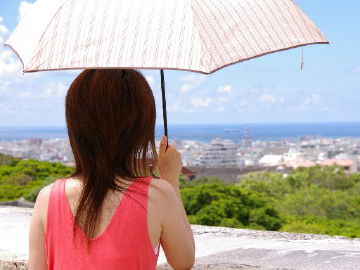 日傘をさした女性