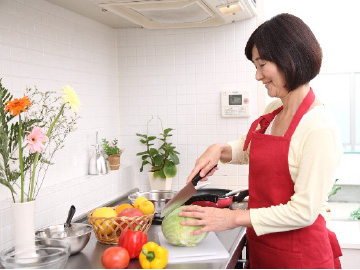野菜を調理する主婦