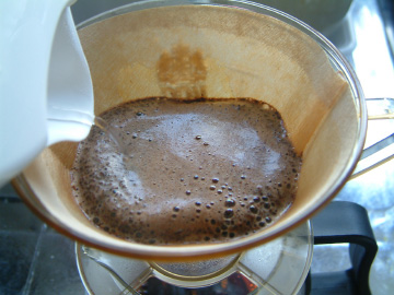 お湯を注ぎコーヒー成分を抽出する