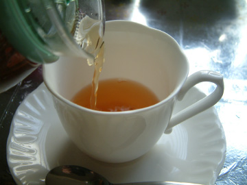 ティーカップに紅茶を注ぐ