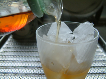 紅茶を氷を入れたグラスに注ぐ