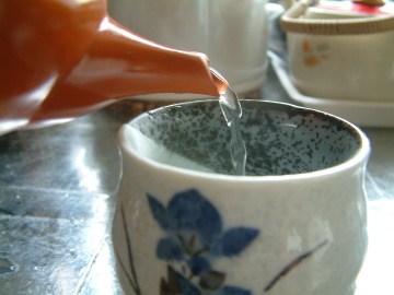 茶碗を使ってお湯の温度を下げる