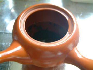 急須に玉露の茶葉と適温のお湯を入れる