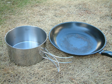 キャンプ道具（鍋とフライパン）